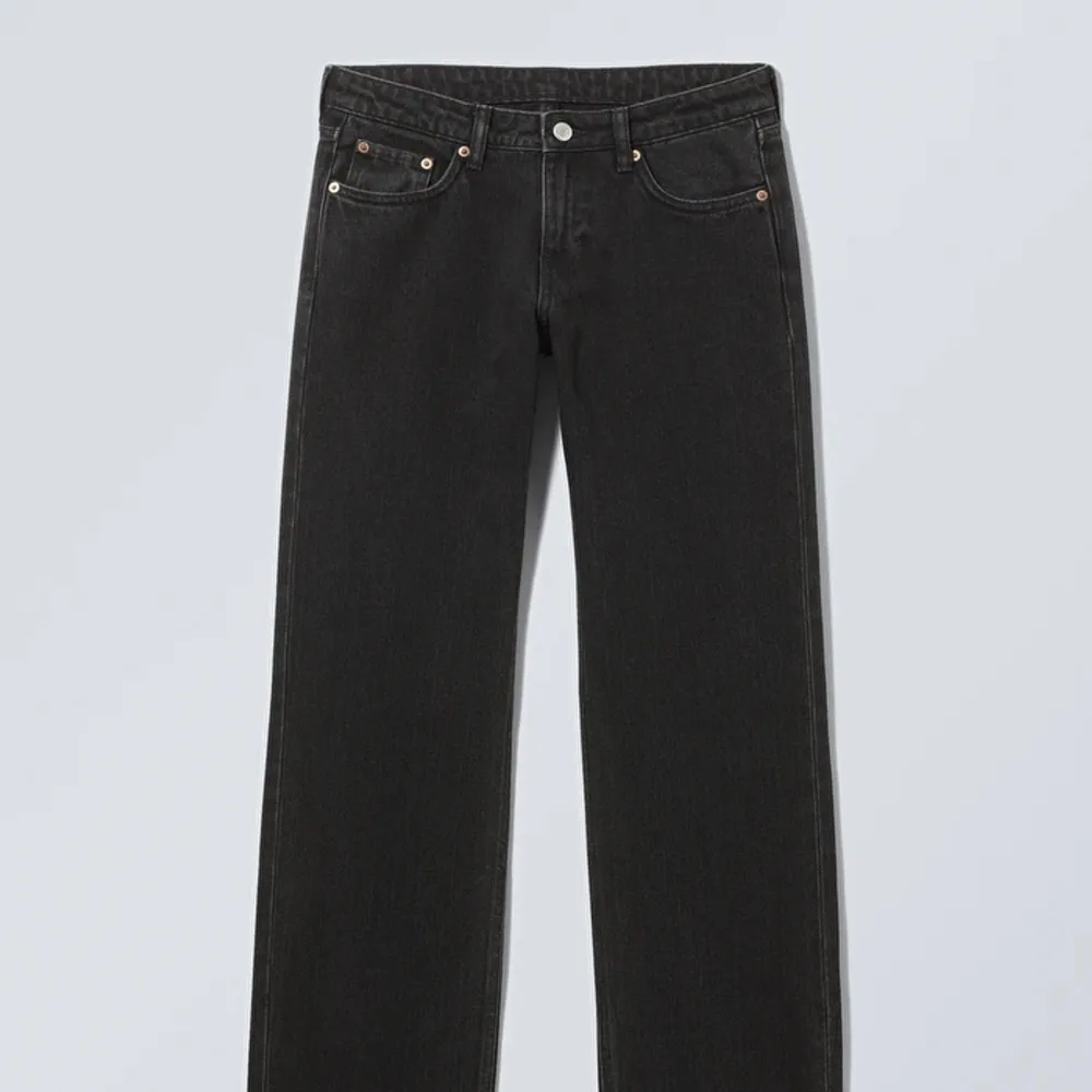 Jeans i färgen Tuned Black. Använda ett fåtal gånger!. Jeans & Byxor.