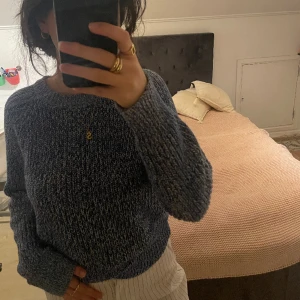 Tjocktröja - Säljer denna otroligt fina tjocktröja från Gina Tricot i storlek M,den är liten i storleken så skulle säga att den även passar S eller XS. Använt ett fåtal gånger men är som ny