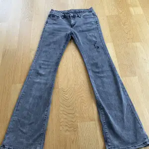Gråa lågmidjade utsvängda jeans från Shein💗Bara andvända några gånger och är i väldigt bra skick! Säljer på grund av att dom tyvärr aldrig blir andvända längre💕