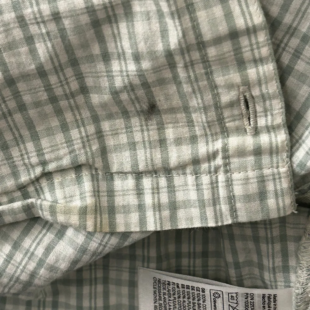jättefin croppad skjorta från hm, har en liten fläk på sig (syns på sista bilden) . Skjortor.