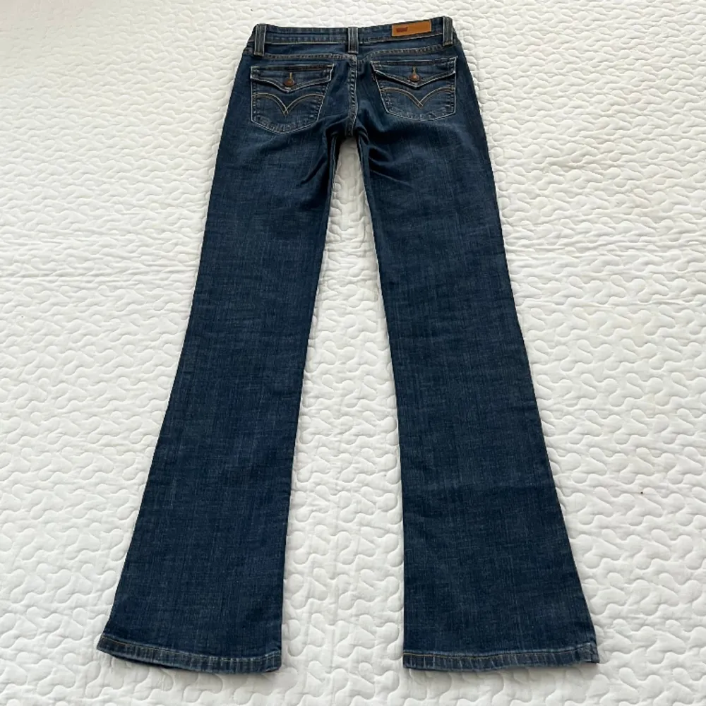 Lågmidjade vintage levis jeans med snygga fickor som passar storlek xs-s, midjemått: 78cm beninnerlängd: 81cm 🍒. Jeans & Byxor.