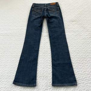Lågmidjade vintage levis jeans med snygga fickor som passar storlek xs-s, midjemått: 78cm beninnerlängd: 81cm 🍒