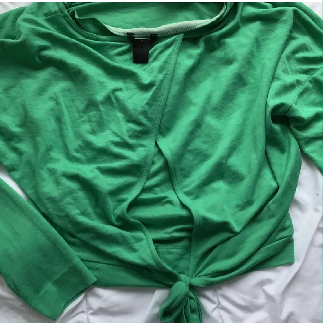 grön tröja med rygg detalj