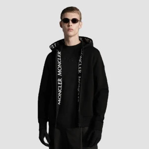 Moncler hoodie - Anvönd några gng 8/10 kon  Kvitto medföljer  Kan skicka fler bilder vid önskan 