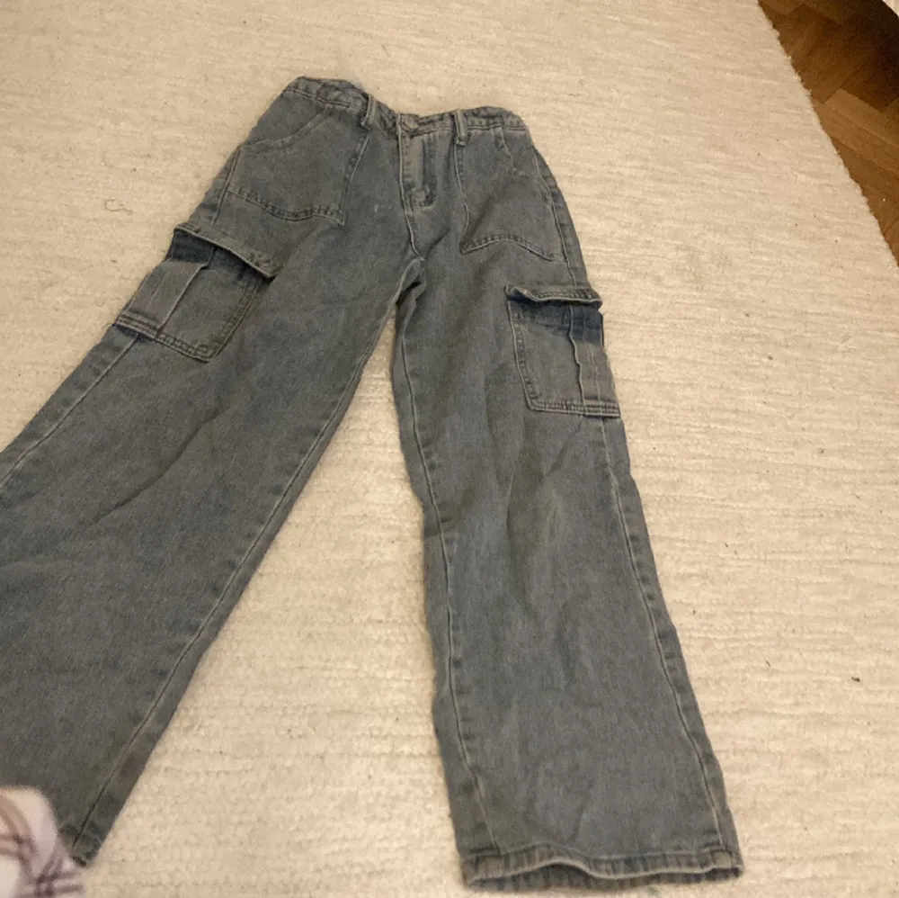 Sköna cargo byxor köpta på Shein som inte passar längre de är i nyskick och är använda ett par gånger 💕💕. Jeans & Byxor.