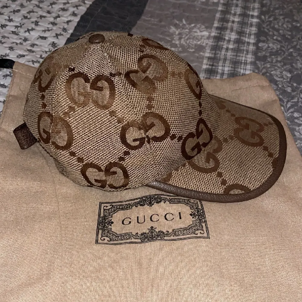 Säljer min gucci keps fick den av en vän vet inte om den är äkta den är andvänd men i ett bra skick fråga gärna frågor kan skicka fler bilder i dm . Accessoarer.