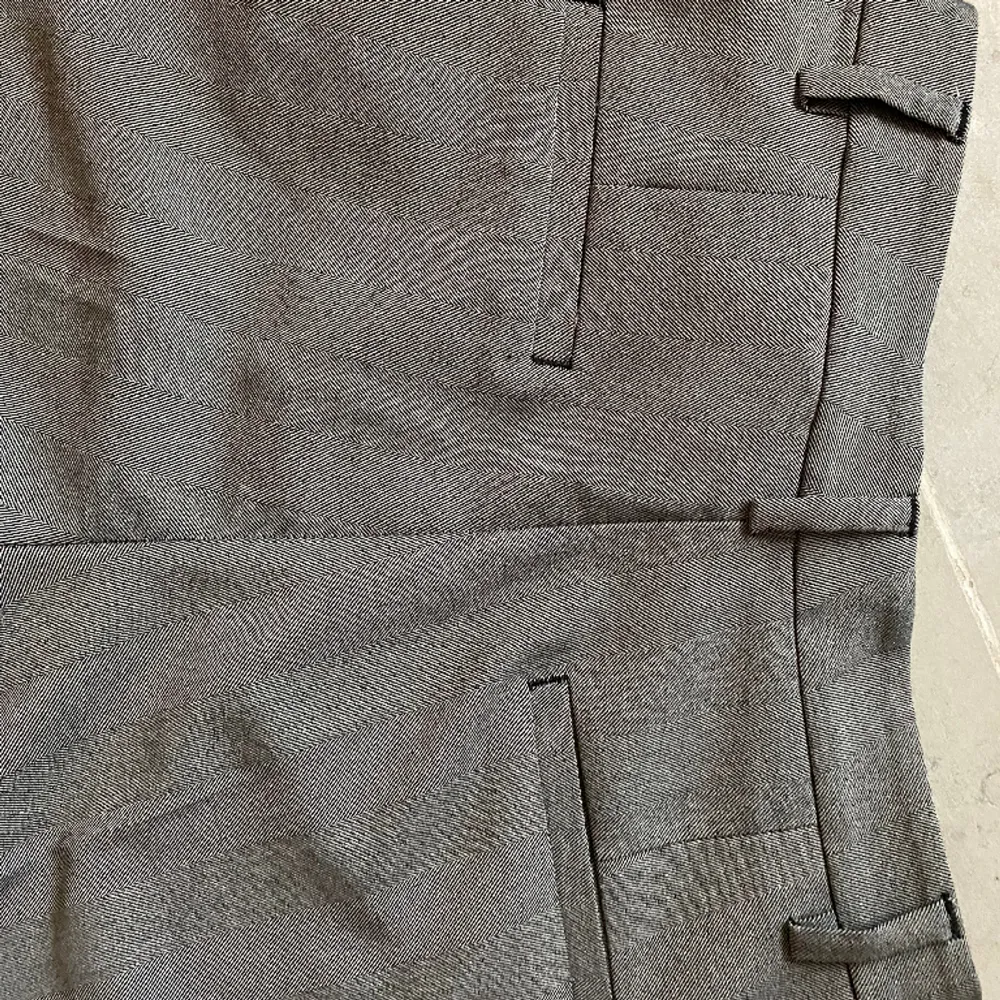 Säljer mina supersnygga gråa bootcut kostymbyxor, då de tyvärr inte kommer till användning. Det är i väldigt bra skick, nästan helt nya! En extra knapp kommer också med i byxorna. 💗. Jeans & Byxor.