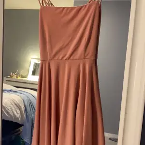 Det är en jätte vacker slutsålt klänning, jag har använt den vid ett tillfälle och det finns inga fel på den. Den köptes för 500kr från Gina trico. Den har en lite rosa beige färg och är jätte vacker.