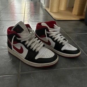 Jordan 1 mid gym red - Säljer dessa då dom är för små för mig Använda ganska väl men inte så slitna, allt smuts går att tvätta bort! Har kvar mail kvittot från restocks om du vill se! Köpta för 2000kr