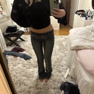 Lågmidjade jeans - Så unika lågmidjade jeans!! Köpta second hand. Osäker på om jag vill sälja men kom med bud! Jag är 1,60 och de är för långa på mig❤️ stretchiga så passar mellan 32-36