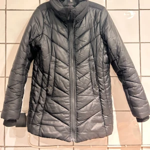 G-star raw vinterjacka - vinterjacka från G-star. Längre model, slim fit. Skick 9/10! Helt ny dragkedja på jackan!  Nypris 3000  Färgen ljuger på bilderna. Jackan är helsvart! 