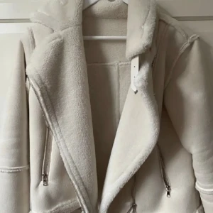 Bikerjacka - Biker fuskpäls jacka,användt skick, storlek XS / S, inköpt i sydkorea på Giordano, finns  slitningar vi ex fickor därav pris. Nypris 1399kr 💕 💛 