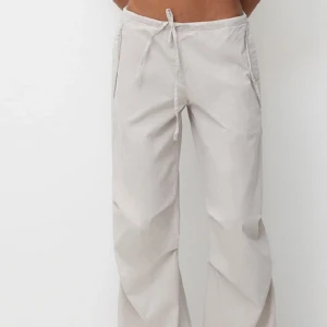 Parachute trousers  - Jätte fina byxor från PULL&BEAR som inte kommer till användning mer. De har använts fåtal gånger. Kontakta för fler bilder🩷 Nypris:399kr