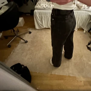 Svarta jeans  - Svarta jeans från weekday i modellen ACE. Långa och vida, sparsamt använda så väldigt bra skick! Storlek W25 L32 🖤