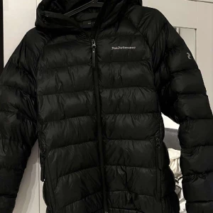 Peak performance jacka  - Väldigt fin peak performance jacka storlek S knappt använd djur o rökfri. 