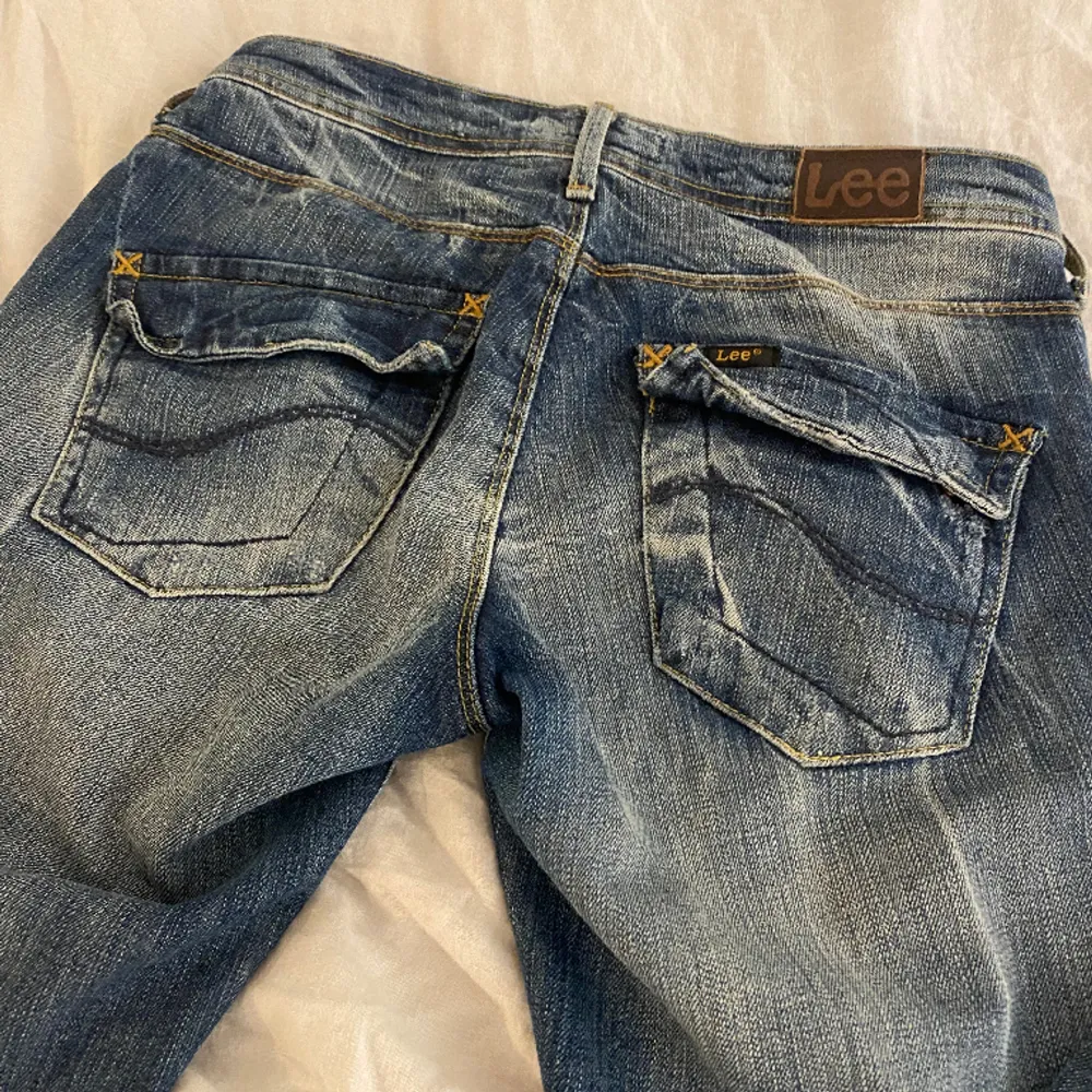 Jättefina lågmidjade jeans från lee med unika fickor❣️säljer dessa fina jeans pga att jag inte har någon andvändning av dem längre❣️tvärs över midjan 34cm och innerbenslängden 76cm.❣️❣️. Jeans & Byxor.