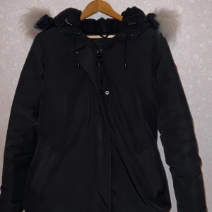 Canada Goose - Säljer nu en av mina skönheter. Använts en del men otroligt sparsamt. Så den är i nyskick. Storlek L men sitter som en S då de är små i storlekarna. Priset går att diskutera. Skriv till mig för fler bilder eller om ni har frågor🫶🏼