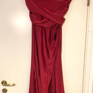 Maxi klänning  - Säljer denna jättefina klänningen, köpt den för längesen och aldrig använt.