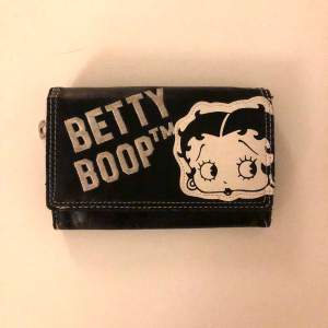 Y2k svart Betty boop plånbok.  Bas: 15,5 cm Höjd: 11 cm