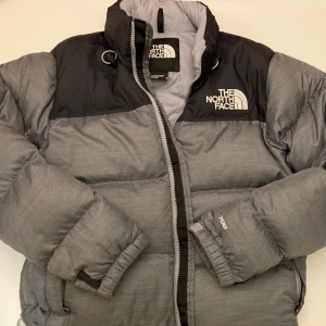 North Face  - Jättefin Northface grå/svart  Supersnygg på 
