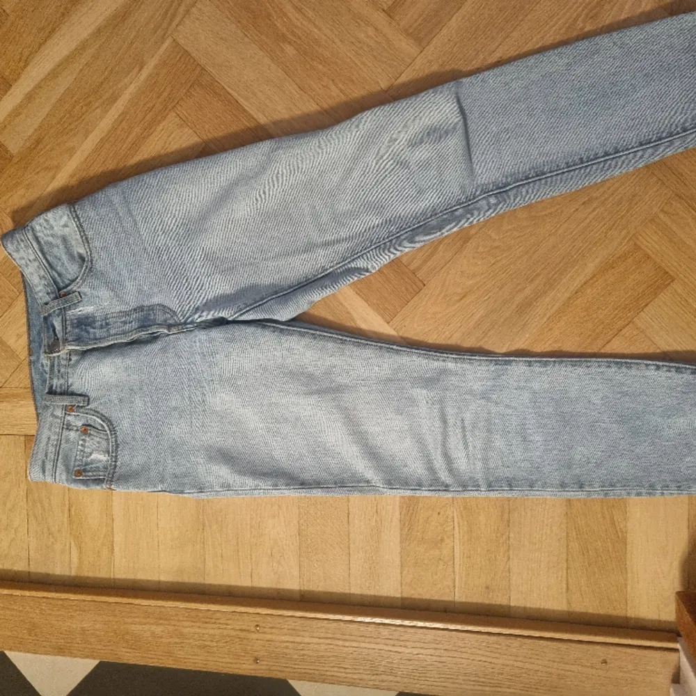 Säljer mina Levi's jeans i storlek 25×30. Jeansen är i jättefint skick. Jeansen finns att hämta i centrala Göteborg eller skickas med post.. Jeans & Byxor.