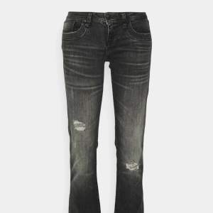 Säljer dessa ass snygga lågmidjade jeans från zalando. Tror nypris var runt 700-800 kr, men säljer nu för 300 kr + frakt. Storlek 27/30. 💕om du möts upp behöver du ej betala någon frakt!