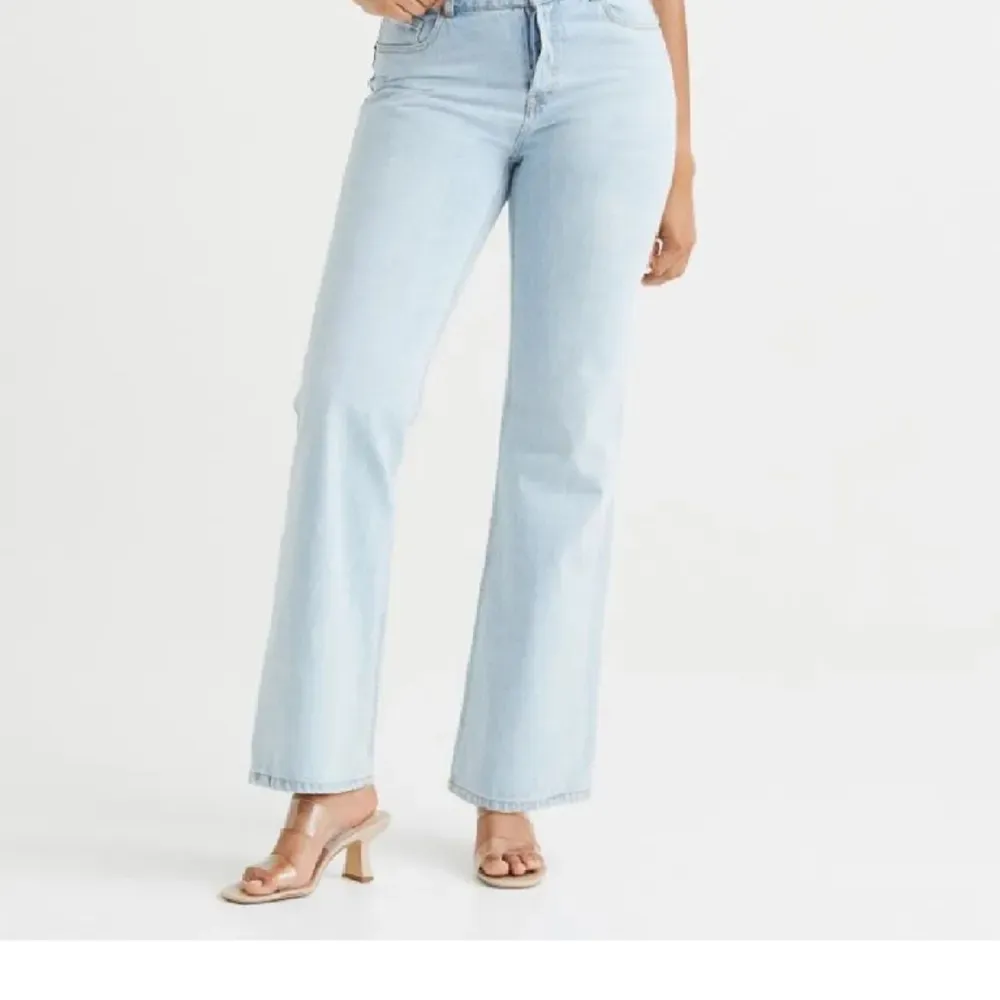 Jeans med ljus tvätt från h&m. Väldigt liten i storleken, motsvarar st 42. Jeans & Byxor.
