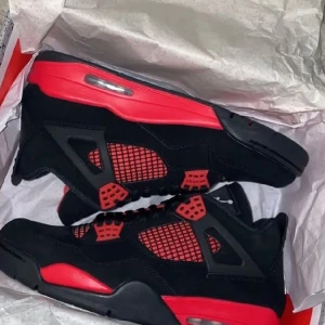 Jordan 4 thunder red  - Jordan 4 thunder red i storlek 37,5. Skorna är helt nya ( endast testade en gång)  i paket med kvitto och StockX sertifikat. Skorna går för 4325kr men säljer för 3800kr + gratis frakt. Hör gärna av dig vid intresse eller vid frågor
