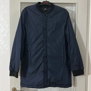 Jacka i lite tunnare material  - En fin och skön jacka från hm som är mörkblå i storlek 50. Nästan som ny. 