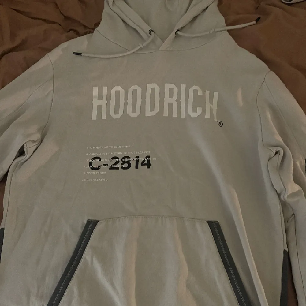 Hoodrich dress hoodie och byxor. Säljer eftersom att det inte är min still men är i väldigt bra skick använd minst 3 gånger. Hoodie - 400kr Byxor-400kr PRIS KAN DISKUTERAS 🙏. Hoodies.