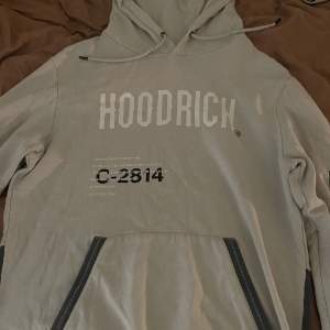 Hoodrich dress hoodie och byxor. Säljer eftersom att det inte är min still men är i väldigt bra skick använd minst 3 gånger. Hoodie - 400kr Byxor-400kr PRIS KAN DISKUTERAS 🙏