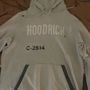 Hoodrich dress hoodie och byxor. Säljer eftersom att det inte är min still men är i väldigt bra skick använd minst 3 gånger. Hoodie - 400kr Byxor-400kr PRIS KAN DISKUTERAS 🙏