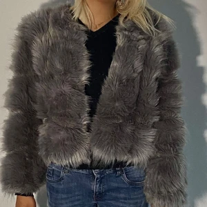 # 02 Cherry Koko Pälsjacka🩶  - Snygg pälsjacka🌸 Modellen är 166cm!