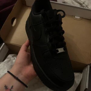Air force 1s - Svarta air force, aldrig använda eller ens testade. Köpte för att måla/bunkra upp mig men har ingen användning för de