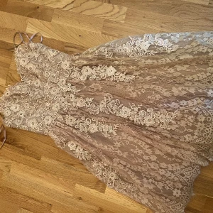 Festklänning  - Superfin festklänning från riverdesign i storlek M. Små i storleken och passar en stor S/M. Kan vara lite smutsig men går att tvätta. 