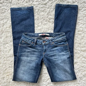 Lågmidjade Bootcut jeans  - Lågmidjade Bootcut jeans jeans från only, fint skick. Innerbenslängd:83 midjemått:35+ stretch. Vill du köpa trycker du på köp nu, jag postar inom 24h