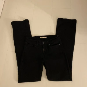 Lågmidjade jeans  - Säljer dessa lågmidjade bootcut jeansen från Levis, säljer dom då dom är för korta för mig och modellen inte passade. Köpa för länge sen men aldrig använda där av inga defekter. Köpa för ca 1200.