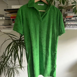 Nakd pikéklänning xs frotté  - Hej! Säljer en superfin oanvänt pikeklänninh i frotté, storlek xs (oversize).