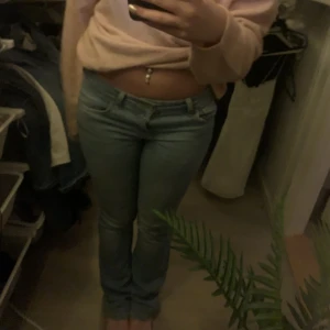Lågmidjade jeans - Säljer dessa jeans då de inte kommer till så mycket användning längre. De har inga defekter förutom att de är lite slitna längst ner men inget man riktigt ser, jag är 160cm💕
