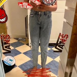 Perfekt jeans Gina tricot  - Ett var jeans från Gina tricot som är andvändna några gånger. Jätte fina och jag är 166 cm lång.