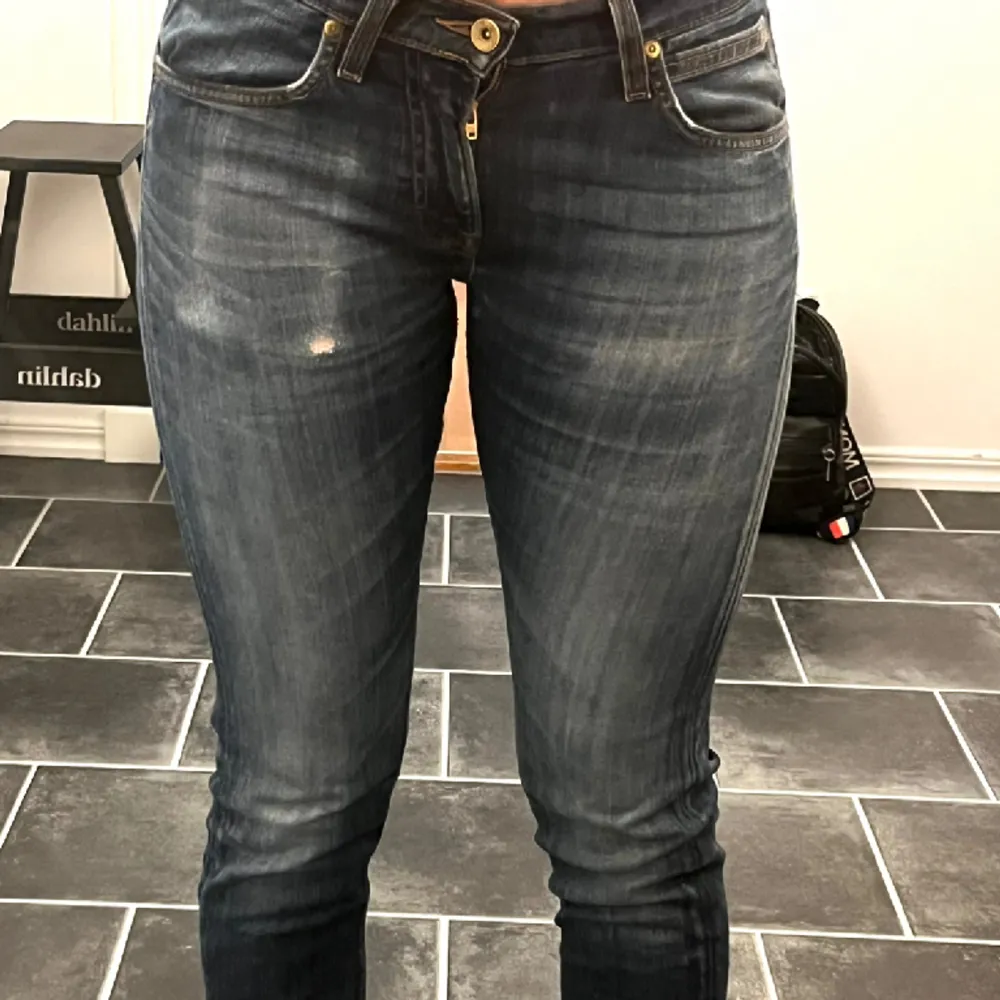Skitsnygga Lee jeans i nyskick. Low waisted W28/L32 så typ som S . Jeans & Byxor.