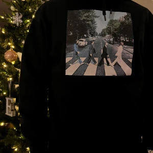 Hoodie - En Beatles hoddie från pull&bear inköpt från zalando.  Storlek M Använd fåtal gånger, bra skick