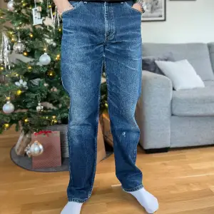 Ett par vintage Levis jeans. Inköpta från Levis  Modell 521 02 Storlek 33/34 Bra skick 