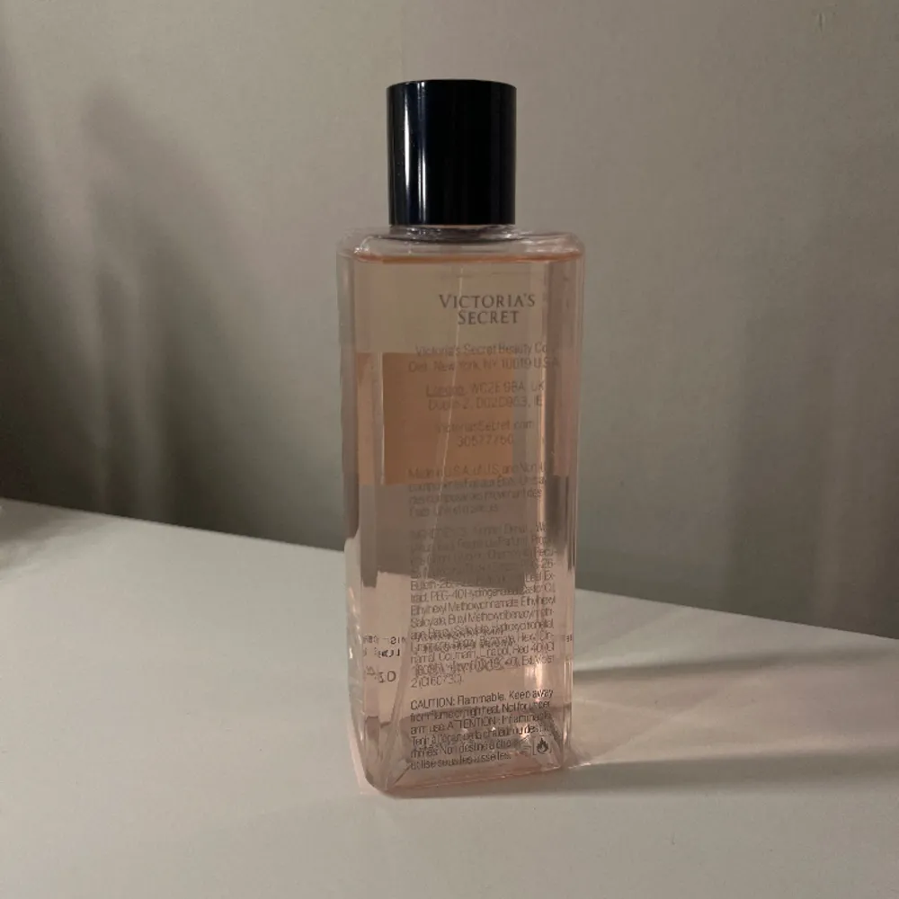 Säljer denna SUPER-goda parfym från Victoria’s Secret i lukten Tease då jag har en exakt likadan redan. Aldrig använd!💕 Köpt för 379:-. Övrigt.
