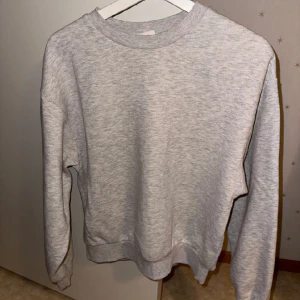 Grå sweatshirt - Säljer en grå sweatshirt från Gina då den inte passar mig. Använd någon enstaka gång😊ordinarie pris: 249kr