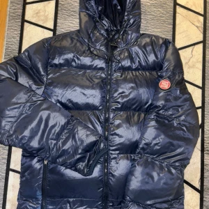 Polo club jacka  - Säljer nu min polo club jacka som jag har använt ett par gånger säljer den eftersom den är lite stor på mig. Det är absolut inga skador på jackan nästan helt ny ingen fel på den ny pris ligger på 1400 kr skriv för mer info! Pris kan diskuteras!!