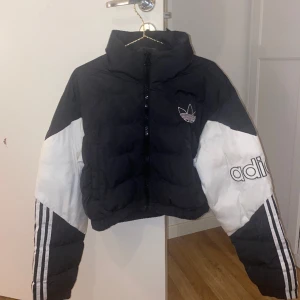 Adidas jacka - Jackan är köpt för några år sedan, superfin men kommer inte till användning längre🫶🏼 inga defekter förutom smink på kragen men det går bort i tvätten.
