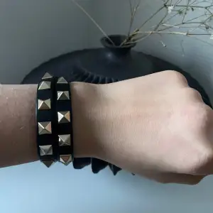 Säljer mitt dubbla valentino armband❤️köpt för 3100, typ aldrig använt, inga skador alls. Dustbag, box och äkthetsbevis medföljer