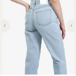 Ljusa jeans från Amomemto   Nypris:1399:-