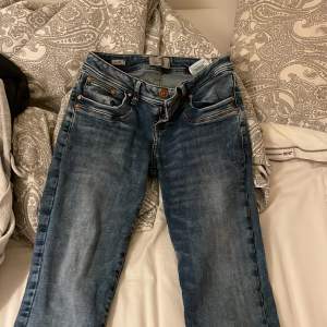Säljer dessa knappt använda ltb jeans i strl 25/32🥰köpta på Zalando för 909kr